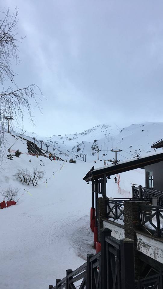 Grupo del club posando en la nieve